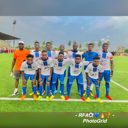 Équipe RFA rassemblée en maillots bleus et blancs