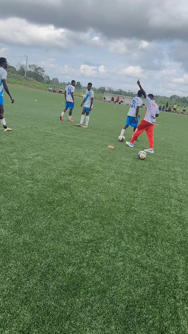 Joueurs RFA analysant les consignes en vidéo