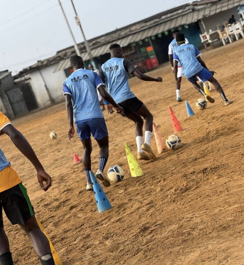 Coach apportant des consignes individuelles à un joueur RFA